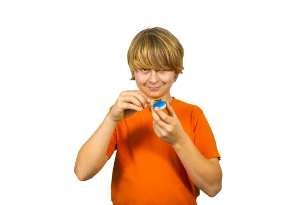 Junge spielt gerne mit Streichhölzern und einer Kerze — Stockfoto