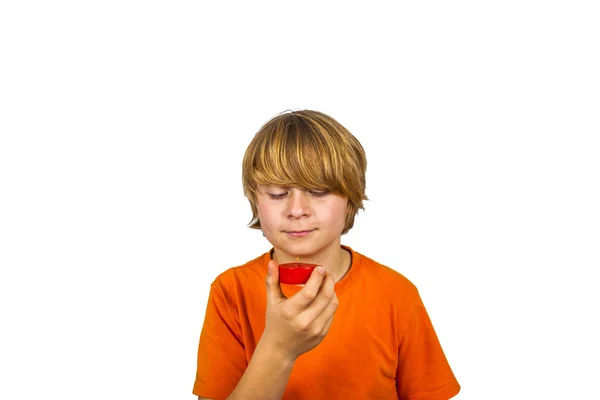 Junge spielt gerne mit Streichhölzern und einer Kerze — Stockfoto