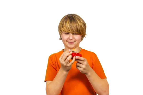 Junge spielt gerne mit Streichhölzern und einer Kerze — Stockfoto