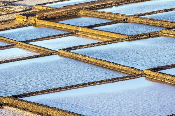 Salt raffinaderi, saltlösning från janubio, lanzarote, Spanien — Stockfoto