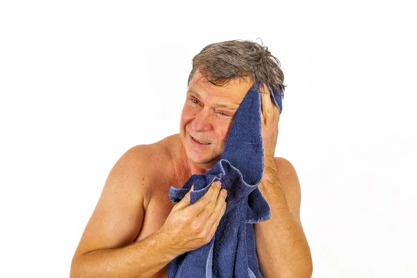 Uomo asciugamano i capelli dopo la doccia — Foto Stock