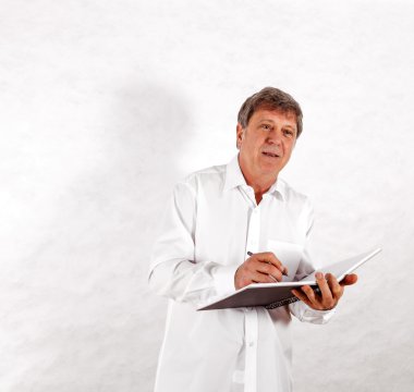 mutlu son adam ayakta beyaz arka planı mimik.