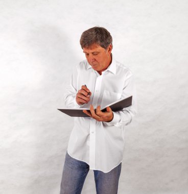 mutlu son adam ayakta beyaz arka planı mimik.