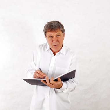 mutlu son adam ayakta beyaz arka planı mimik.