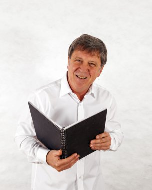 mutlu son adam ayakta beyaz arka planı mimik.