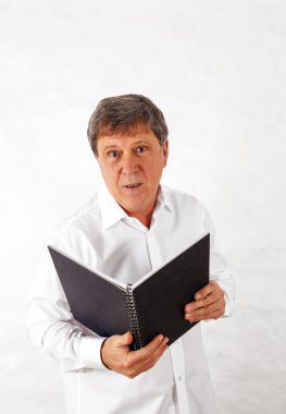 mutlu son adam ayakta beyaz arka planı mimik.