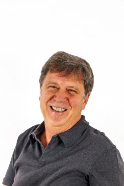 ayakta ve elleriyle işaret şık bir adam