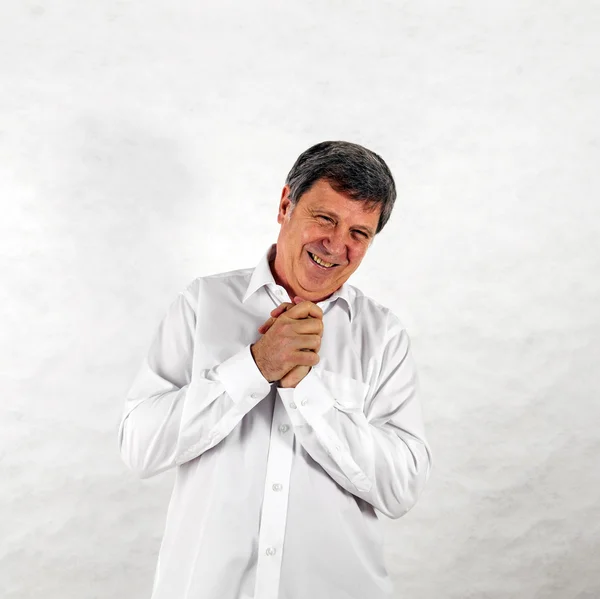 Szczęśliwy człowiek starszy stojący gestykulacji białym tle — Zdjęcie stockowe