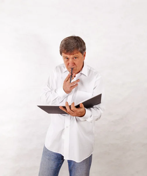 Lycklig senior man stående gestikulerande mot vit bakgrund — Stockfoto