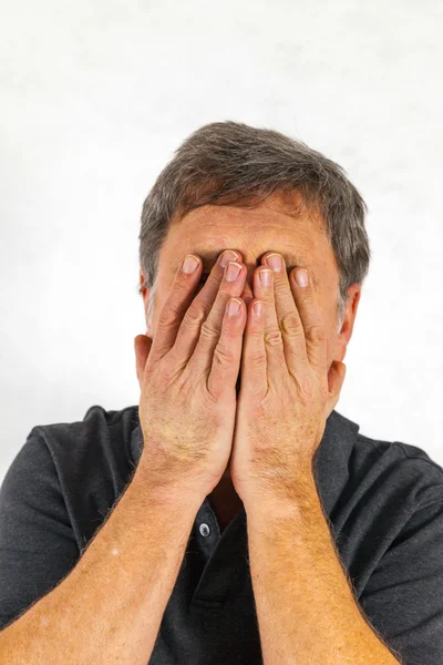 Uomo elegante in piedi e gesticolando con le mani — Foto Stock