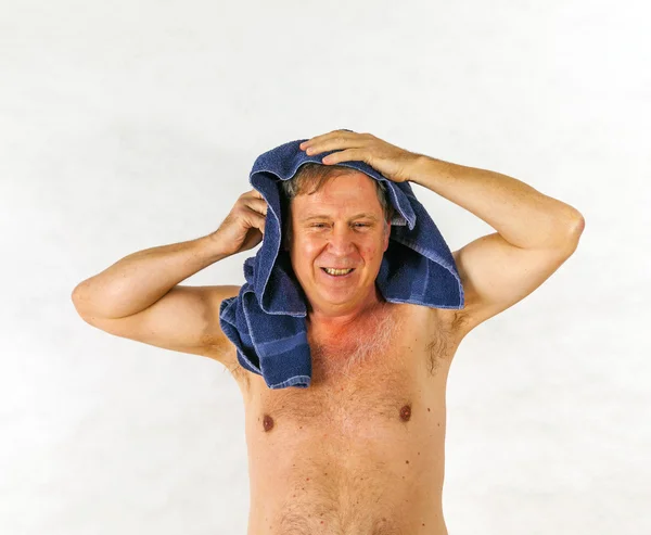 Homme éponge cheveux après la douche — Photo