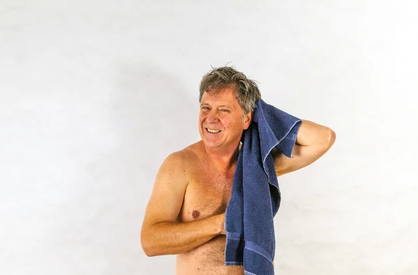 Hombre toallando cabello después de la ducha —  Fotos de Stock