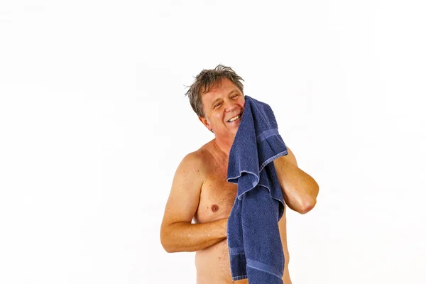 Mann wäscht Haare nach der Dusche — Stockfoto