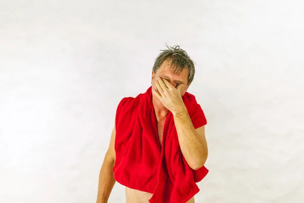 Hombre toallando cabello después de la ducha — Foto de Stock