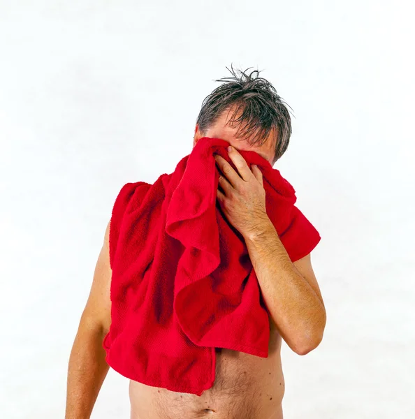 Hombre toallando cabello después de la ducha — Foto de Stock