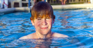 çocuk eğlence Açık Yüzme havuzunda vardır.