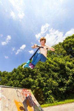 genç çocuğa bir scooter ile hava indirme