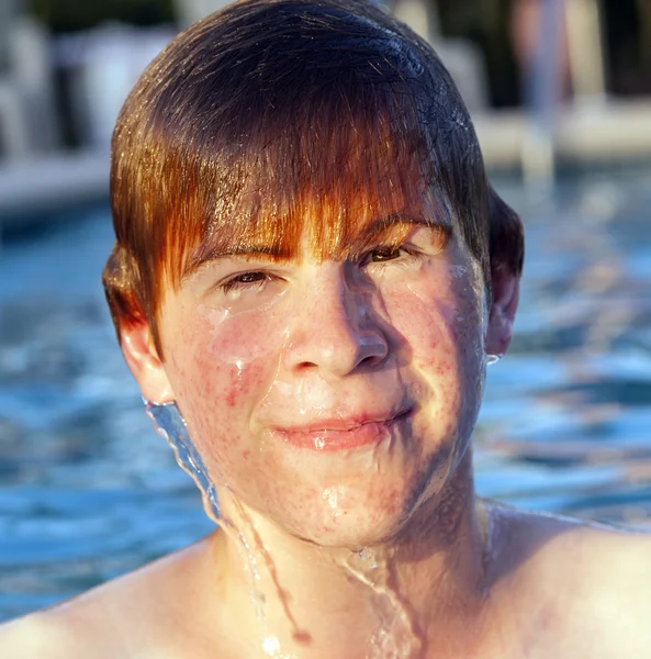 Niño se divierte en la piscina al aire libre —  Fotos de Stock