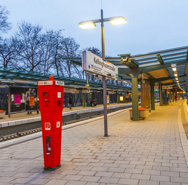 Stanice metra s tísňového volání — Stock fotografie