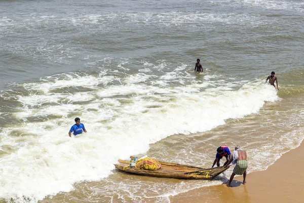 Pescadores no identificados desembarcan con un barco de bambú y la red en — Foto de Stock