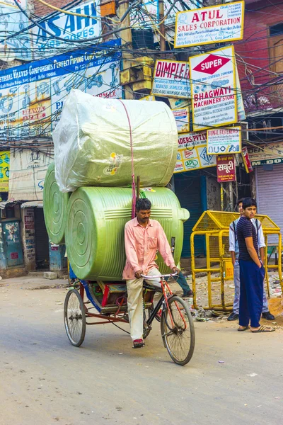 Riksja rider wacht op passagiers — Stockfoto