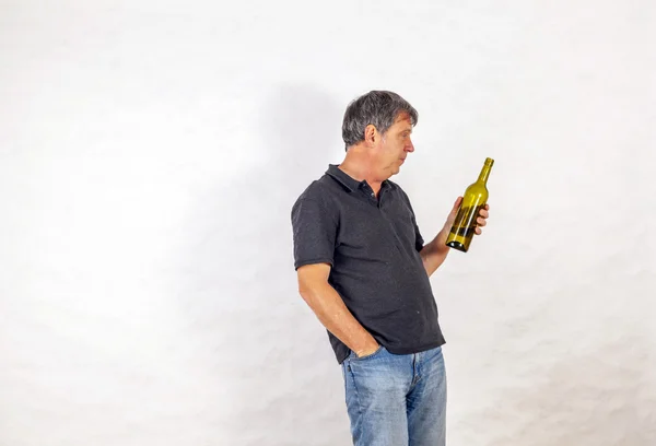 Man drinkt alcohol uit een fles — Stockfoto