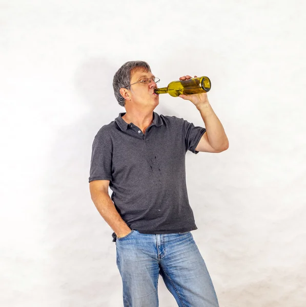 Mann drikker alkohol av en flaske – stockfoto