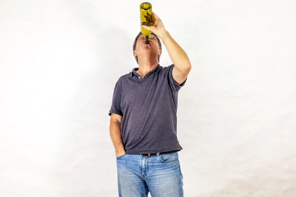 Man drinkt alcohol uit een fles — Stockfoto