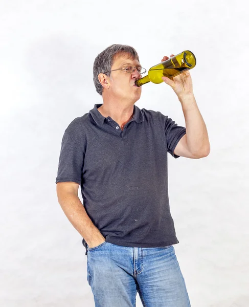 Hombre bebe alcohol de una botella — Foto de Stock