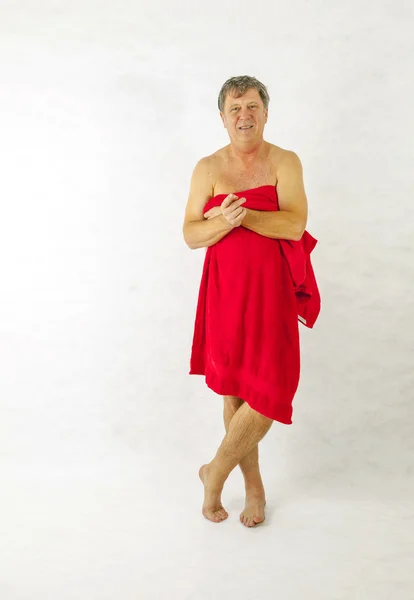 Man med handduk stående i badrummet — Stockfoto