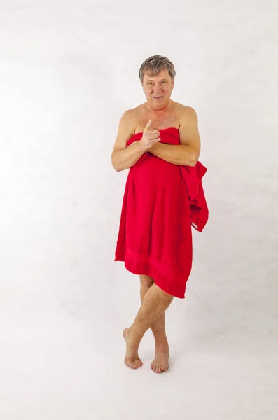 Homme avec serviette debout dans la salle de bain — Photo