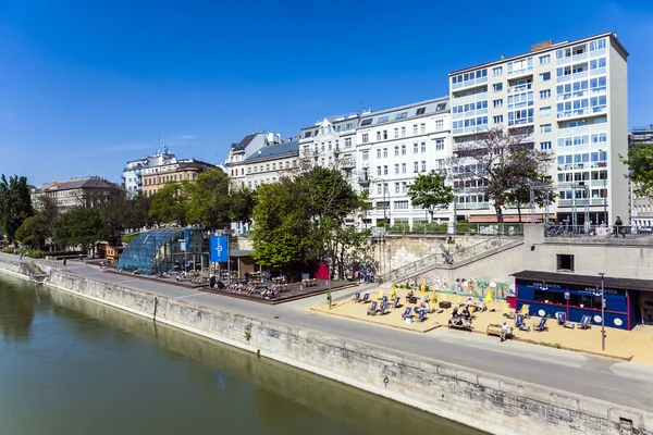 Relajarse en la playa del canal del Danuvia en Viena — Foto de Stock