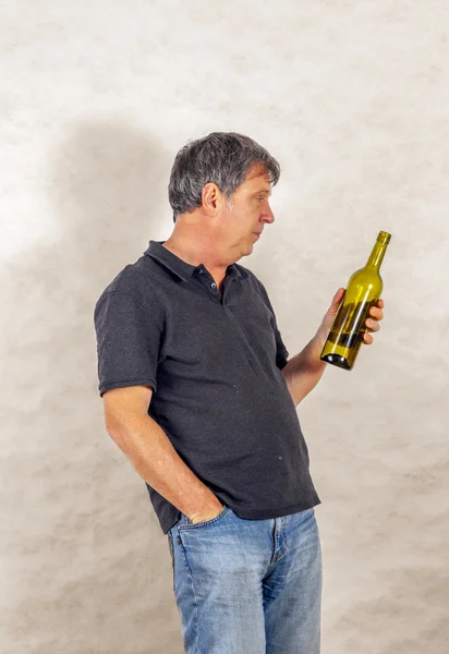 男人饮酒的一瓶 — 图库照片