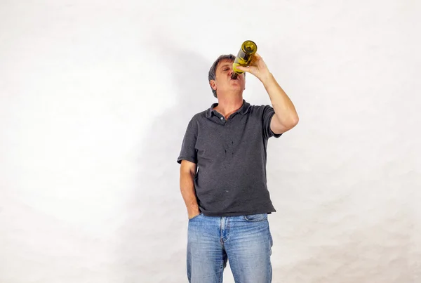 O homem bebe álcool de uma garrafa — Fotografia de Stock