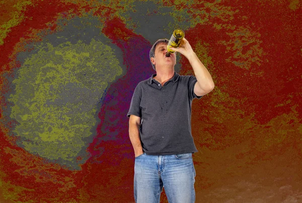 Мужчина пьет алкоголь из бутылки — стоковое фото