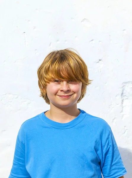 Portrét roztomilý mladý chlapec — Stock fotografie