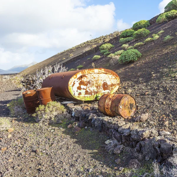 Antiguo tanque en el paisaje volcánico — Foto de Stock