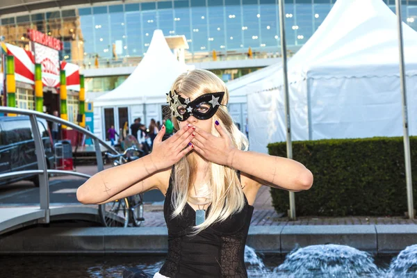 Belle femme chat à la foire de Francfort — Photo