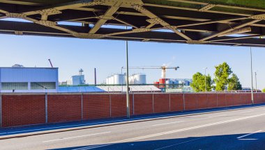 yol kenarında demiryolu Köprüsü ile Endüstri Parkı
