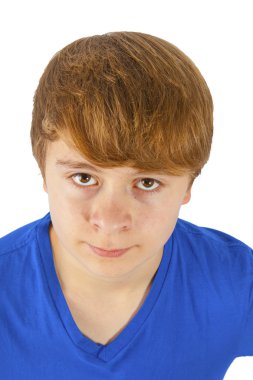 rahat sevimli gülümseyen çocuk üzerinde beyaz izole