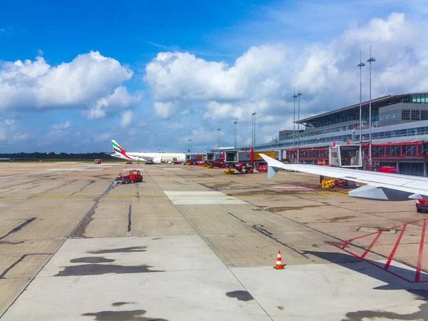 Aircraft at the gate — Stock Photo, Image