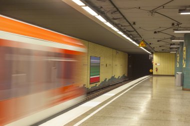 Tren hareket ile metro istasyonu