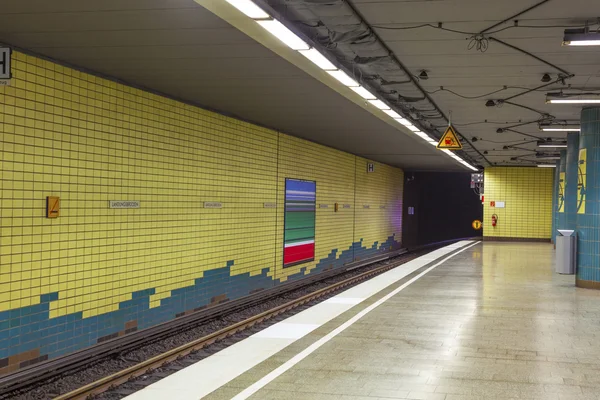 Metro station with train in Motion — Stock Photo, Image