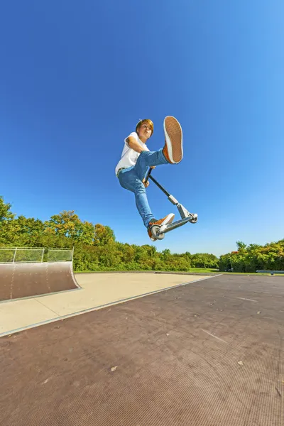 Boy jumping with his scooter — Stock Photo, Image