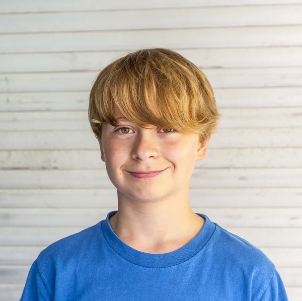 Außenporträt eines glücklich lächelnden Jungen — Stockfoto