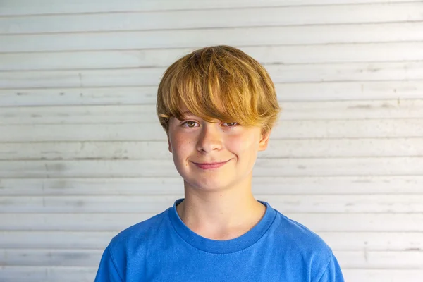 Outdoor Portret van gelukkig lachend jongen — Stockfoto