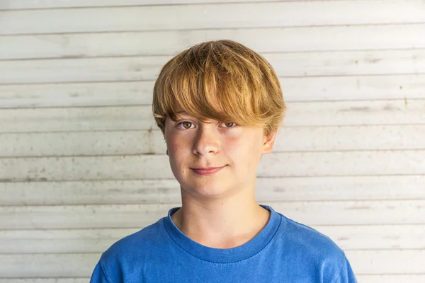 Outdoor Portret van gelukkig lachend jongen — Stockfoto