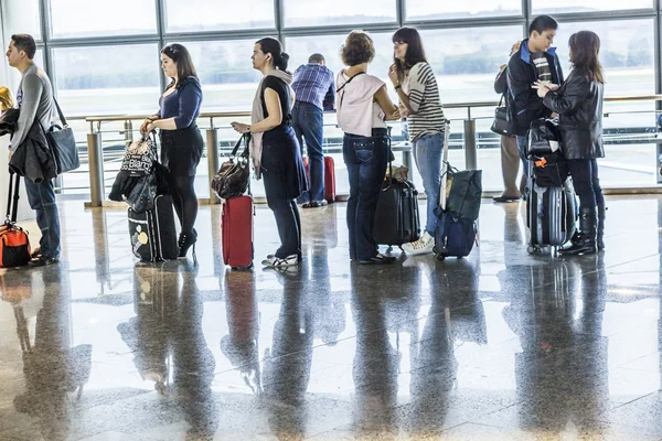 Passagerare vänta på avgång i madris flygplatsen på grund av att fördröja — Stockfoto