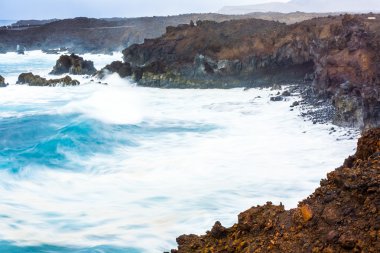 lanzarote büyük dalgalar ile los hervideros saatlerde
