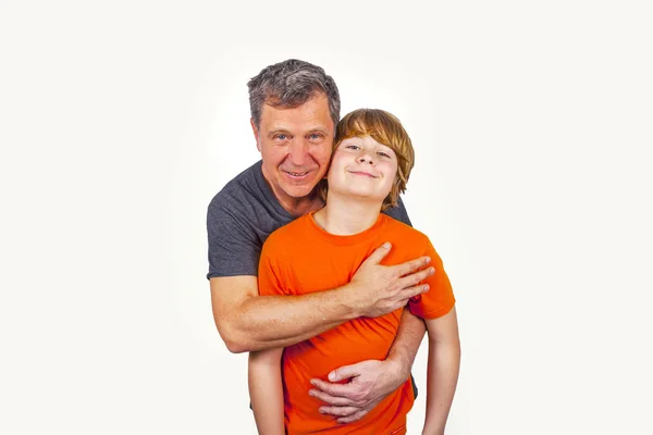 Pai e filho abraçando no estúdio isolado no branco — Fotografia de Stock